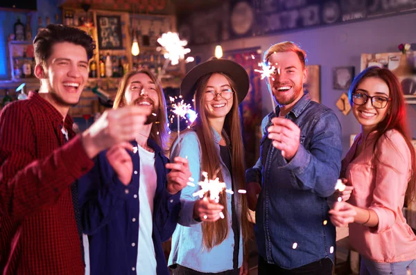 Jonge Groep Vrienden Feesten Een Discotheek Drankjes Roosteren Gelukkige Jonge — Stockfoto