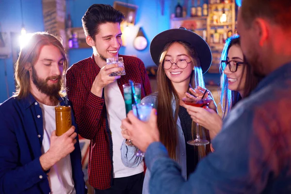 Jovem Grupo Amigos Festejando Clube Noturno Brindando Com Bebidas Jovens — Fotografia de Stock