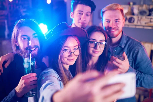 Selfie zaman. Genç grup arkadaşıyla birlikte bir gece kulübünde parti ve içecekler kızartma. Mutlu gençlerle barda kokteyller. İnsanlar büyük bir ruh var ve onlar çok gülümseme
