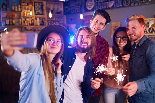 Selfie Time Young Grup Arkadaşıyla Birlikte Bir Gece Kulübünde Parti — Stok fotoğraf