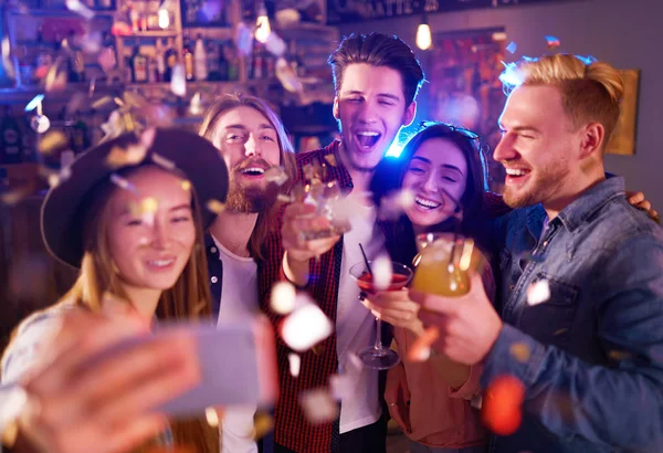 Selfie Zaman Genç Grup Arkadaşıyla Birlikte Bir Gece Kulübünde Parti — Stok fotoğraf