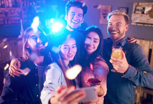 Selfie Tid Ung Grupp Vänner Festa Nattklubb Och Rosta Drycker — Stockfoto