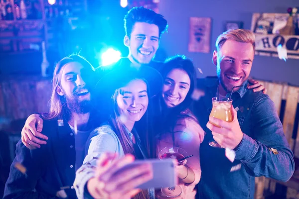 Selfie Tid Ung Grupp Vänner Festa Nattklubb Och Rosta Drycker — Stockfoto