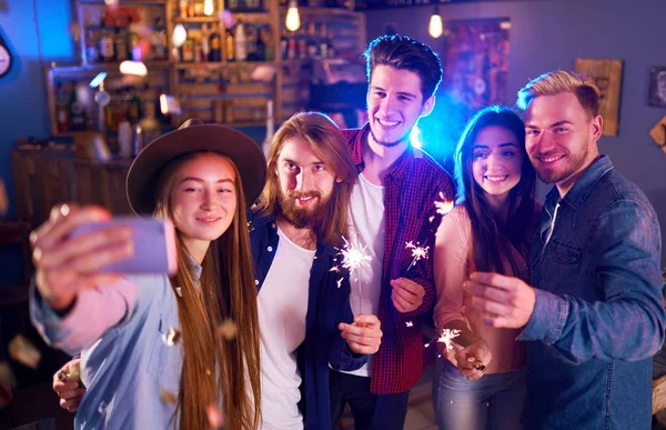 Selfie Time Young Groep Vrienden Feesten Een Discotheek Drankjes Roosteren — Stockfoto
