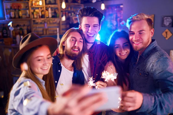 Selfie Time Young Group Friends Partying Nightclub Toasting Drinks Happy — Stock Photo, Image