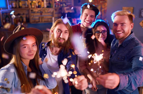 Genç Grup Arkadaşıyla Birlikte Bir Gece Kulübünde Parti Içecekler Kızartma — Stok fotoğraf
