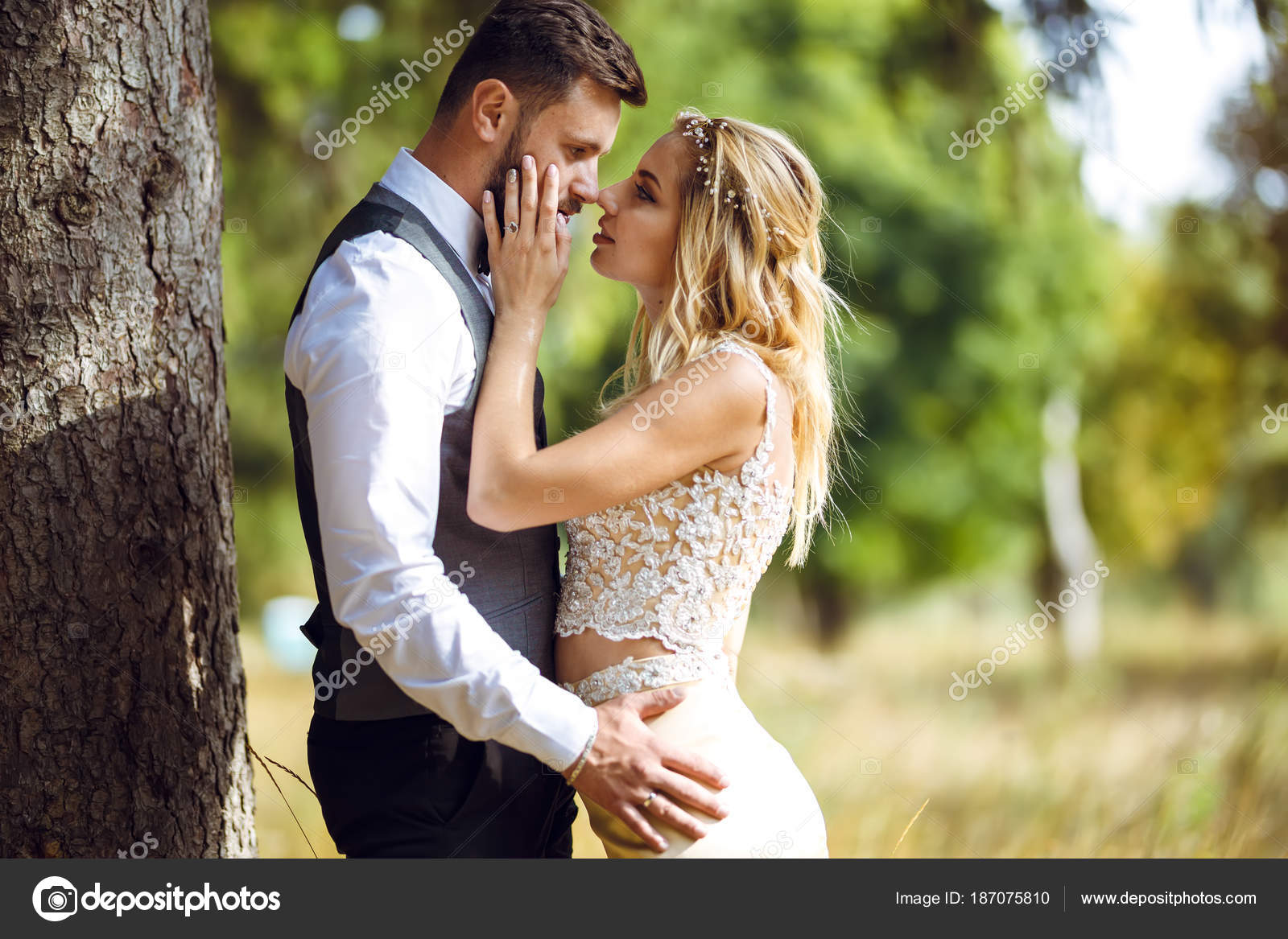 結婚式の日に公園でポーズをとって幸せな新婚夫婦のスタイリッシュなカップル パーフェクト カップル花嫁 新郎のポーズとキス ストック写真 C Xerox123 Mail Ua 結婚式の日に公園でポーズをとって幸せな新婚夫婦のスタイリッシュなカップル パーフェクト カップル花嫁 新郎のポーズとキス ストック写真 C Xerox123 Mail Ua