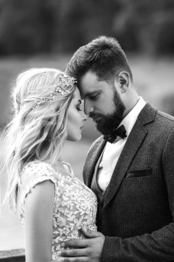 Düğün günü parkta poz mutlu yeni evliler şık birkaç. Mükemmel bir çift gelin, damat poz ve öpüşme 