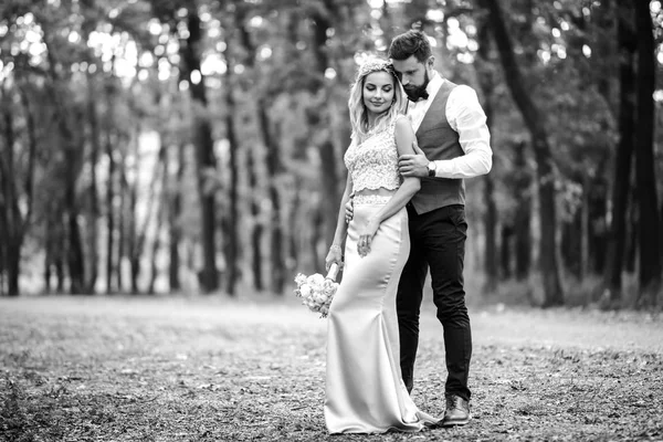 Snygg Par Lyckliga Nygifta Poserar Parken Deras Bröllopsdag Perfekt Par — Stockfoto