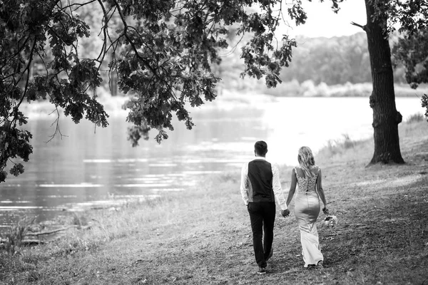 Snygg Par Lyckliga Nygifta Poserar Parken Deras Bröllopsdag Perfekt Par — Stockfoto