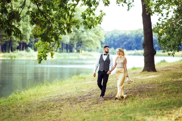 Casal Elegante Recém Casados Felizes Posando Parque Seu Dia Casamento — Fotografia de Stock