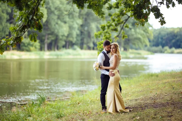 Stylish Couple Happy Newlyweds Posing Park Wedding Day Perfect Couple — Stock Photo, Image