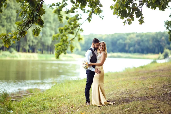 Elegante Pareja Recién Casados Felices Posando Parque Día Boda Pareja — Foto de Stock