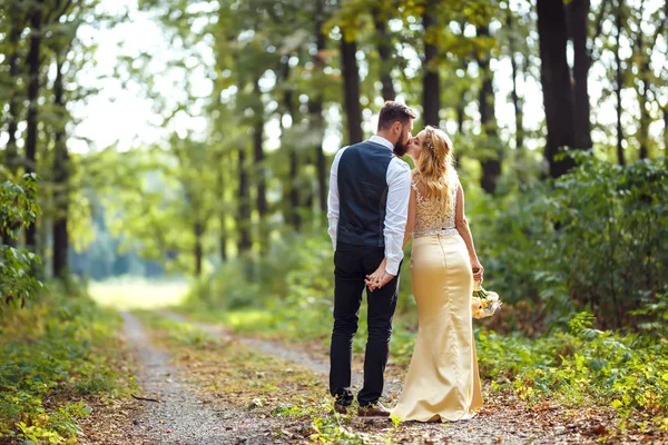 Couple Élégant Jeunes Mariés Heureux Posant Dans Parc Jour Leur — Photo