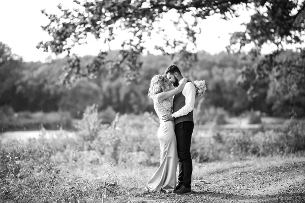 Casal Elegante Recém Casados Felizes Posando Parque Seu Dia Casamento — Fotografia de Stock