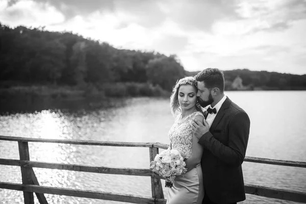 Casal Elegante Recém Casados Felizes Posando Parque Seu Dia Casamento — Fotografia de Stock