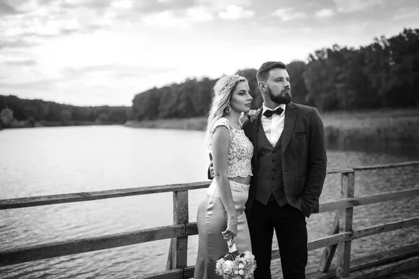 Casal Elegante Recém Casados Felizes Posando Parque Seu Dia Casamento — Fotografia de Stock