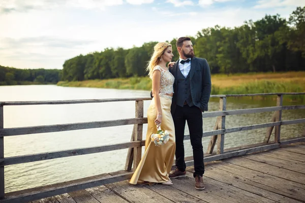 Elegante Pareja Recién Casados Felices Posando Parque Día Boda Pareja —  Fotos de Stock