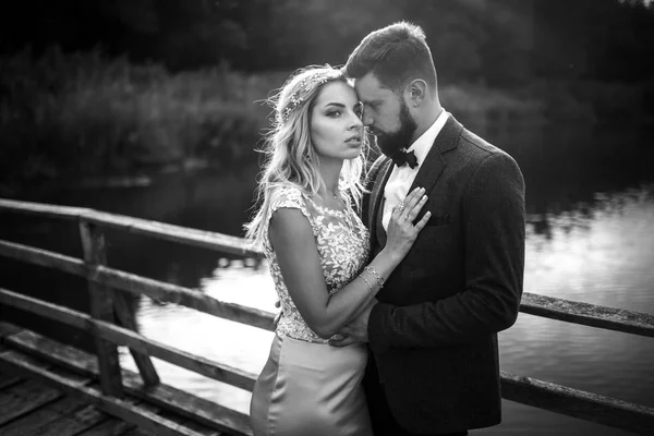 Casal Elegante Recém Casados Felizes Posando Parque Seu Dia Casamento — Fotografia de Stock