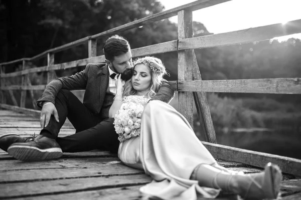 Elegante Pareja Recién Casados Felices Posando Parque Día Boda Pareja —  Fotos de Stock