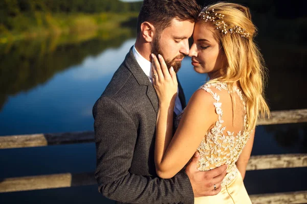 Ein Stilvolles Paar Glücklicher Frischvermählter Posiert Hochzeitstag Park Braut Bräutigam — Stockfoto