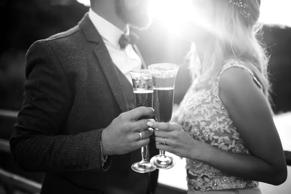 Ein Stilvolles Paar Glücklicher Frischvermählter Posiert Hochzeitstag Park Braut Bräutigam — Stockfoto