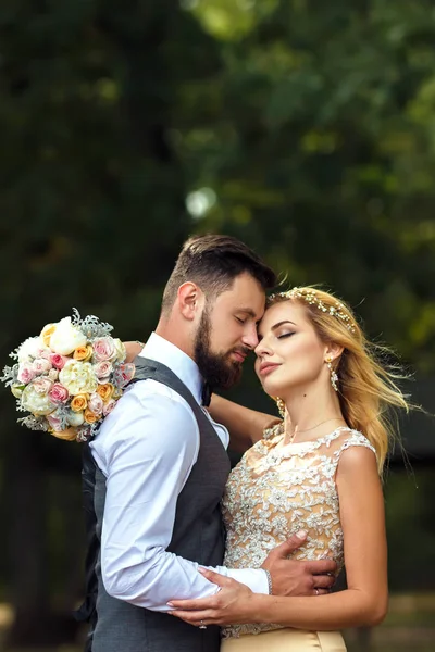 Elegante Pareja Recién Casados Felices Posando Parque Día Boda Pareja — Foto de Stock