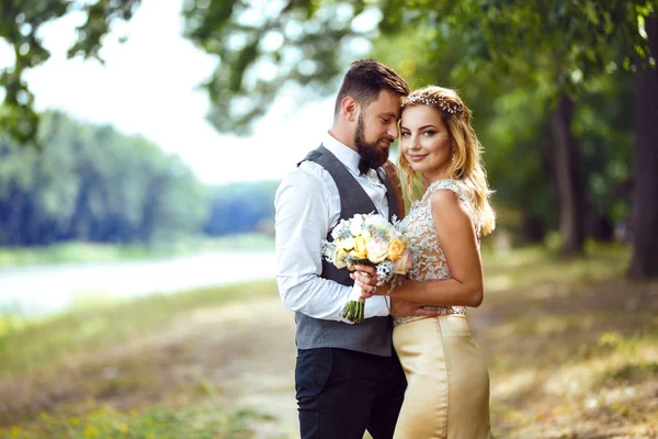 Casal Elegante Recém Casados Felizes Posando Parque Seu Dia Casamento — Fotografia de Stock