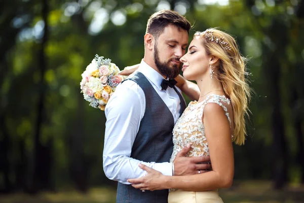 Ein Stilvolles Paar Glücklicher Frischvermählter Posiert Hochzeitstag Park Braut Bräutigam — Stockfoto