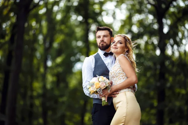 Stílusos Pár Boldog Ifjú Házasok Pózol Park Esküvő Napján Tökéletes — Stock Fotó