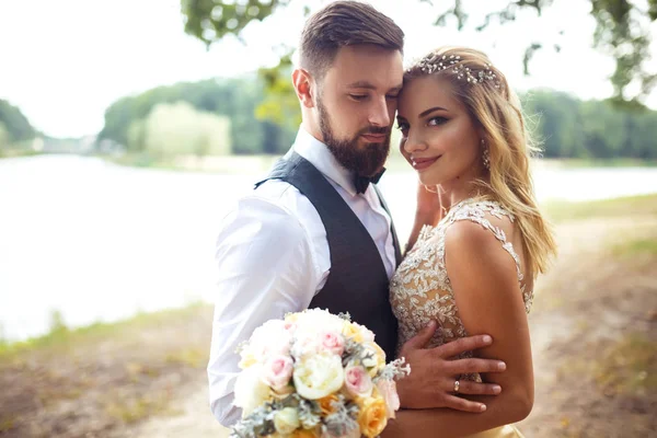 Casal Elegante Recém Casados Felizes Posando Parque Seu Dia Casamento — Fotografia de Stock