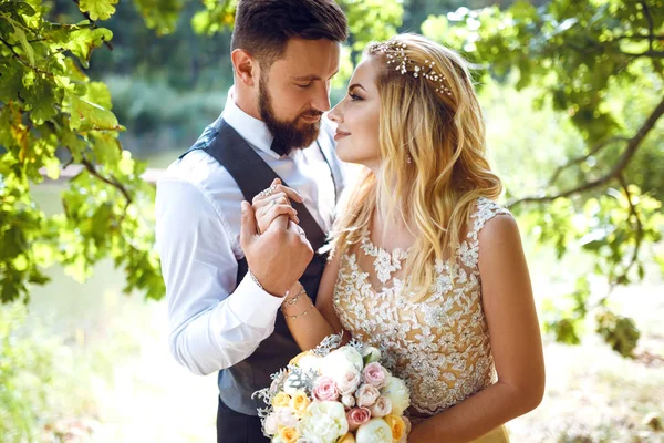 Couple Élégant Jeunes Mariés Heureux Posant Dans Parc Jour Leur — Photo