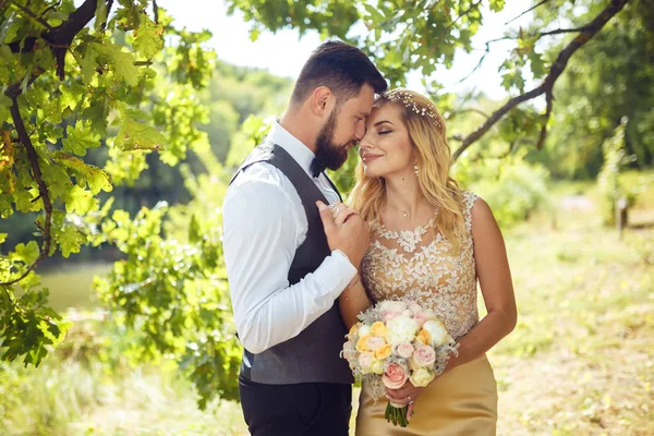 Casal Elegante Recém Casados Felizes Posando Parque Seu Dia Casamento — Fotografia de Stock