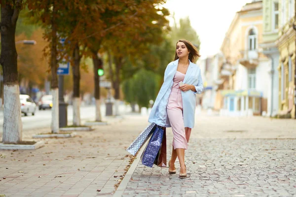 ショッピングの女性 ショッピング バッグで買い物を楽しんで幸せな女は ショッピング ライフ スタイルのコンセプト 女の子は都市と笑顔の街を歩く — ストック写真