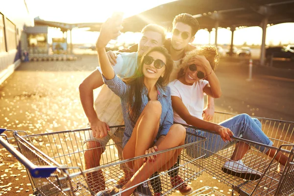 Selfie Čas Skupina Happy Mladých Lidí Baví Nákupní Vozíky Mnohonárodnostní — Stock fotografie