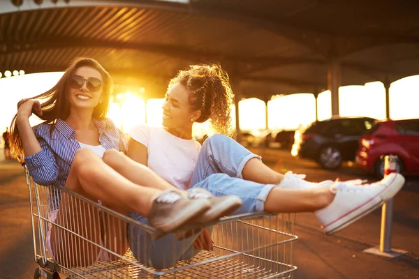 Duas Meninas Bonitas Divertindo Carrinhos Compras Jovens Multiétnicos Correr Carrinho — Fotografia de Stock