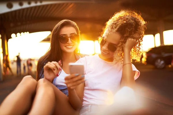 Hora Selfie Duas Meninas Bonitas Divertindo Carrinhos Compras Jovens Multiétnicos — Fotografia de Stock