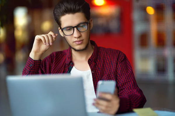 Jovem Hipster Sorridente Óculos Com Laptop Mesa Programador Desenvolvedor Web — Fotografia de Stock