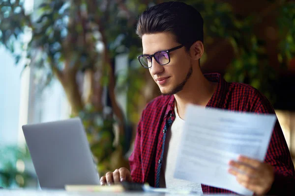 Jovem Hipster Sorridente Óculos Com Laptop Mesa Programador Desenvolvedor Web — Fotografia de Stock