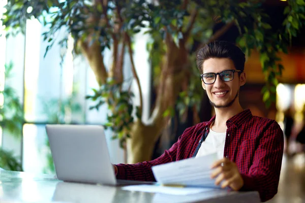 Jovem Hipster Sorridente Óculos Com Laptop Mesa Programador Desenvolvedor Web — Fotografia de Stock
