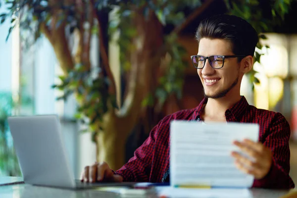 Jovem Hipster Sorridente Óculos Com Laptop Mesa Programador Desenvolvedor Web — Fotografia de Stock