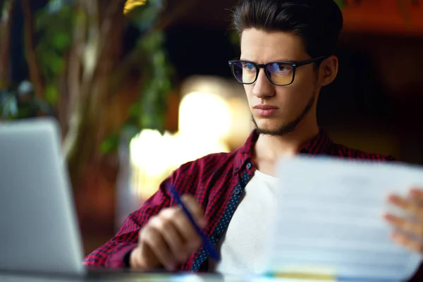 Jovem Hipster Sorridente Óculos Com Laptop Mesa Programador Desenvolvedor Web — Fotografia de Stock