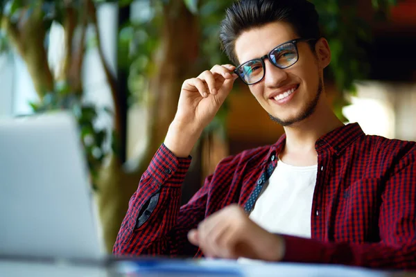 Jovem Hipster Sorridente Óculos Com Laptop Mesa Programador Desenvolvedor Web — Fotografia de Stock