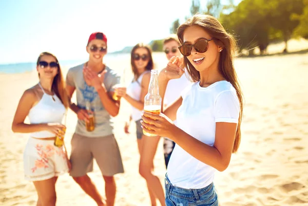 Groep Vrienden Opknoping Met Bier Het Strand Uitstekende Zonnig Weer — Stockfoto