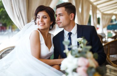 Genç gelin ve damat bir kafede. Karı koca el ele tutuşuyorlar. Lokantada birbirini seven bir çift. Damat bir gelini öpüyor. Güzel gelin ve şık damat. Düğün günü. Evlilik..