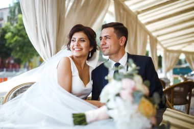 Genç gelin ve damat bir kafede. Karı koca el ele tutuşuyorlar. Lokantada birbirini seven bir çift. Damat bir gelini öpüyor. Güzel gelin ve şık damat. Düğün günü. Evlilik..