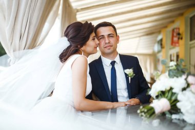 Genç gelin ve damat bir kafede. Karı koca el ele tutuşuyorlar. Lokantada birbirini seven bir çift. Damat bir gelini öpüyor. Güzel gelin ve şık damat. Düğün günü. Evlilik..