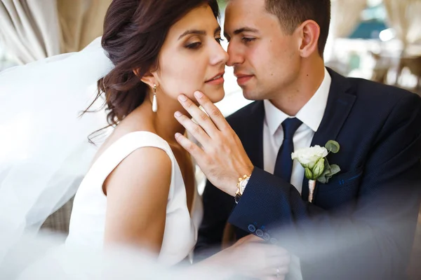 Noiva Jovem Noivo Café Marido Mulher Seguram Mãos Outro Casal — Fotografia de Stock