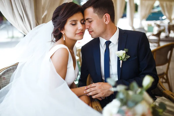 Fiatal Menyasszony Vőlegény Egy Kávézóban Férj Feleség Egymás Kezét Fogják — Stock Fotó