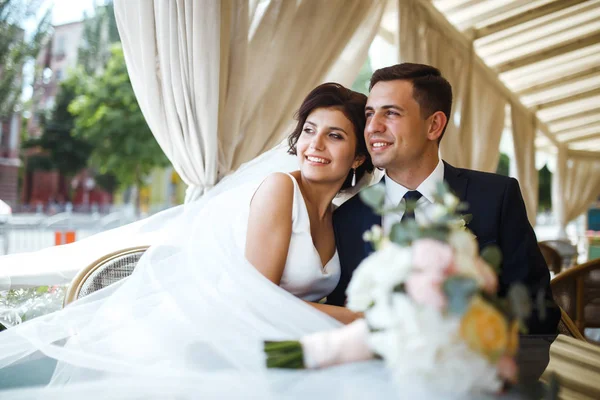 Genç Gelin Damat Bir Kafede Karı Koca Ele Tutuşuyorlar Lokantada — Stok fotoğraf